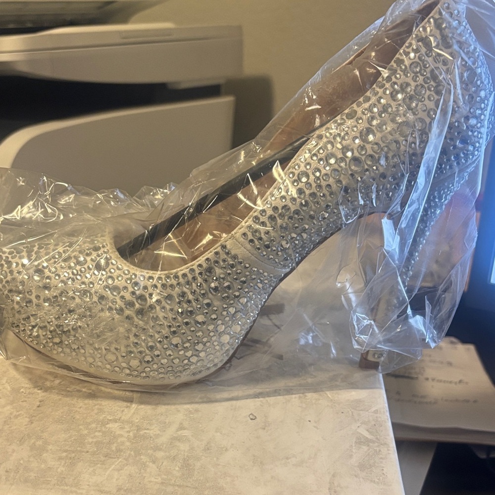 New Women’s Valiant  Sparkling Crystal Embellished Silver Stilleto. Size 8.5